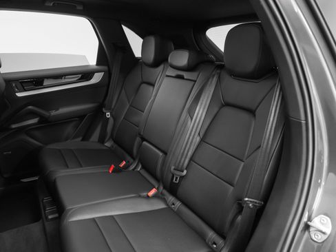 Certified 2025 Porsche Cayenne image 33