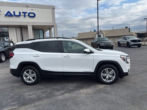 Used 2023 GMC Terrain SLE w/ Driver Convenience Package image 3