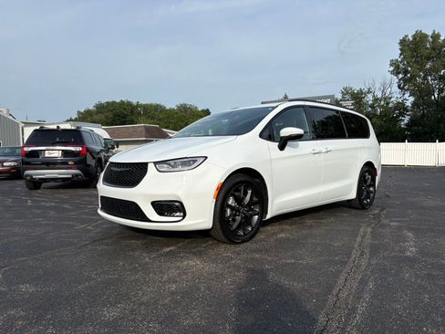 Used 2023 Chrysler Pacifica Touring-L w/ S Appearance Package FWD image 2