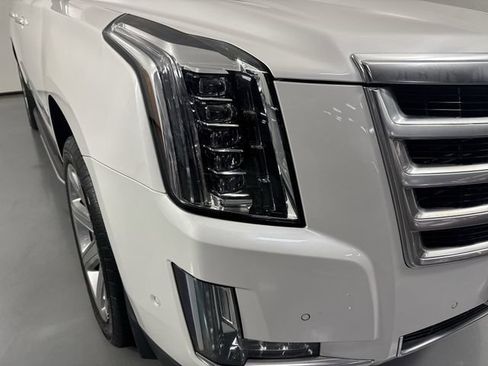 Used 2019 Cadillac Escalade ESV Luxury AWD/4WD image 29