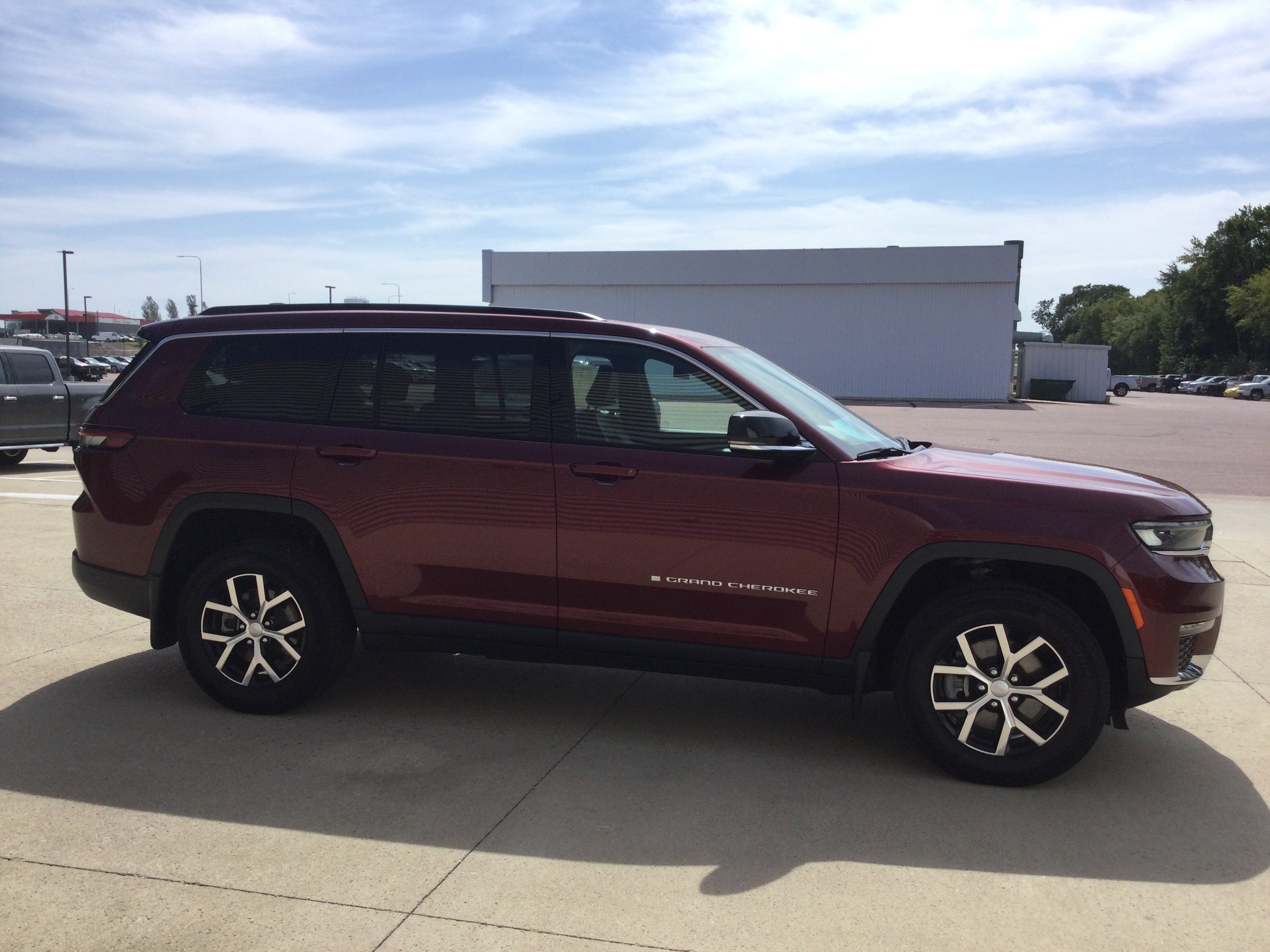 Used 2024 Jeep Grand Cherokee L Limited AWD/4WD image 3