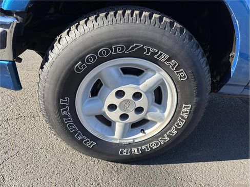 Used 2001 Chevrolet S10 Pickup LS w/ Cold-Climate Pkg image 16