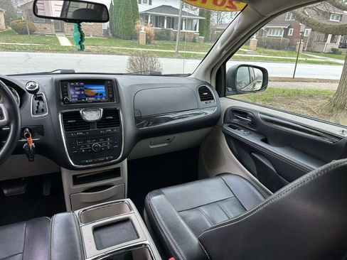 Used 2016 Chrysler Town & Country Touring w/ Driver Convenience Group image 10