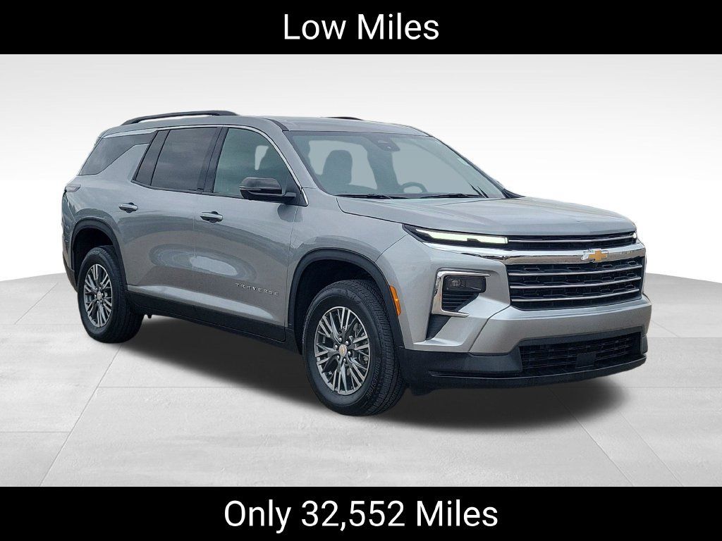 Used 2024 Chevrolet Traverse LT w/ Trailering Package AWD/4WD image 2