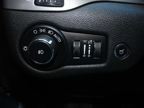 Used 2019 Jeep Cherokee Limited w/ Luxury Group image 17