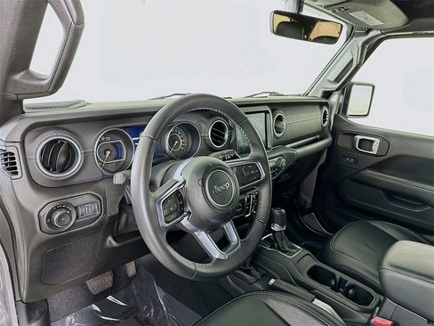 Used 2018 Jeep Wrangler Unlimited Sahara image 9