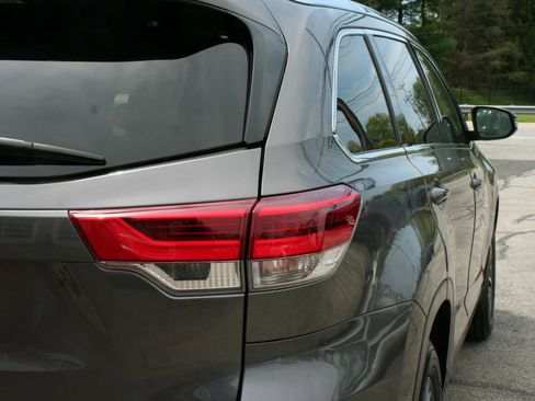 Used 2019 Toyota Highlander XLE AWD/4WD image 24