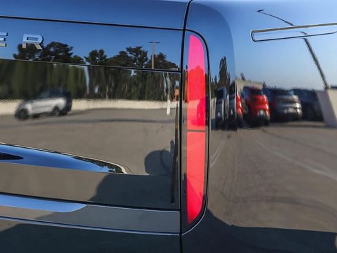 New 2025 Land Rover Range Rover Long Wheelbase SE image 9