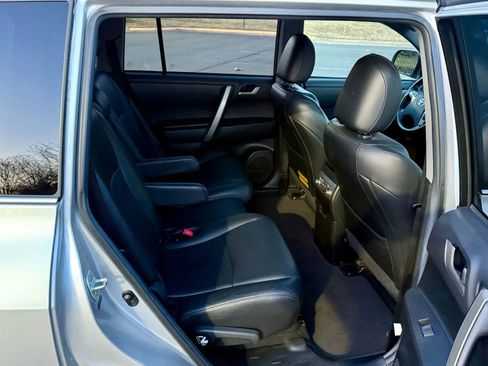 Used 2012 Toyota Highlander SE image 16