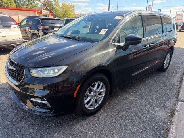 Used 2023 Chrysler Pacifica Touring-L FWD image 3