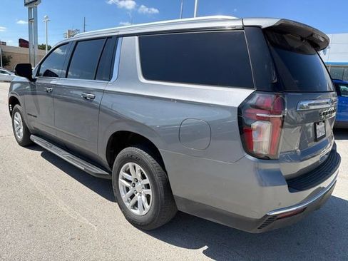Used 2022 Chevrolet Suburban LT w/ Luxury Package RWD image 4