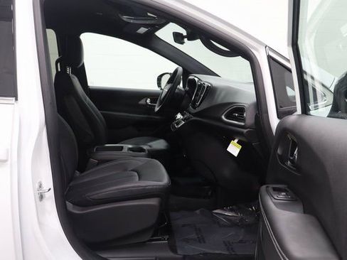 New 2026 Chrysler Voyager LX image 14