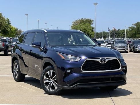 Used 2024 Toyota Highlander XLE FWD image 2
