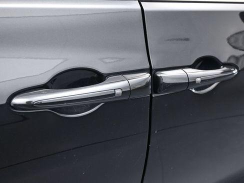 Used 2023 Chrysler Pacifica Touring-L FWD image 36