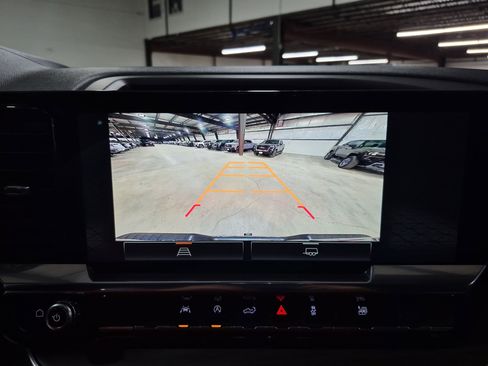 Certified 2025 GMC Sierra 1500 SLT image 16