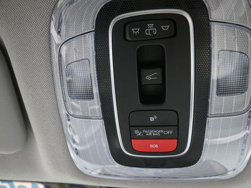 Used 2025 Hyundai Elantra Limited FWD image 17