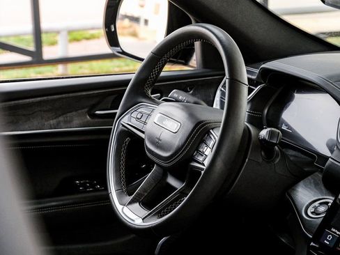 Used 2023 Jeep Grand Cherokee Overland w/ Luxury Tech Group IV image 25