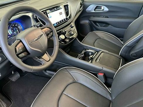 New 2025 Chrysler Pacifica Limited image 7