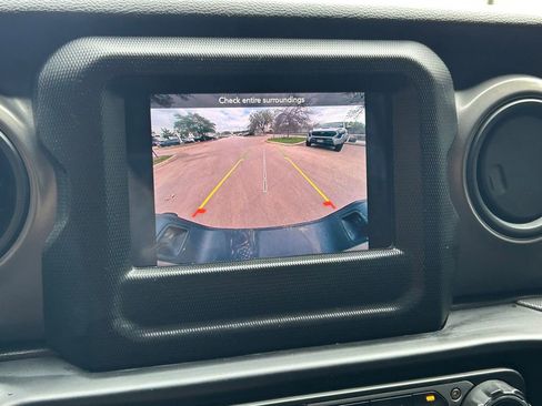 Used 2022 Jeep Gladiator Willys image 31