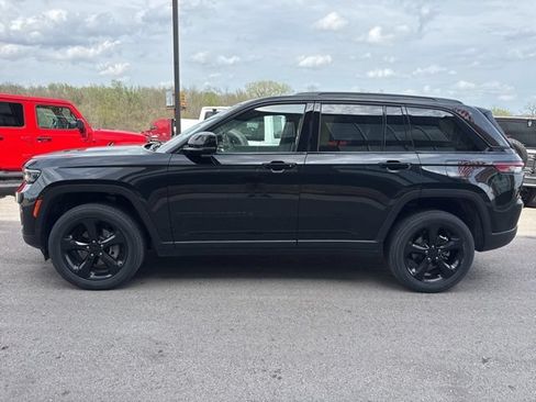 Used 2023 Jeep Grand Cherokee Altitude AWD/4WD image 6