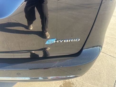 Used 2025 Chrysler Pacifica Select w/ Uconnect Theater Family Group image 11