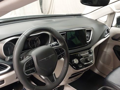 Used 2024 Chrysler Pacifica Touring-L image 17