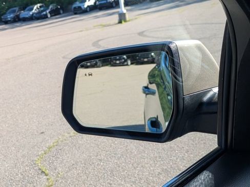 Used 2023 GMC Acadia SLT image 32