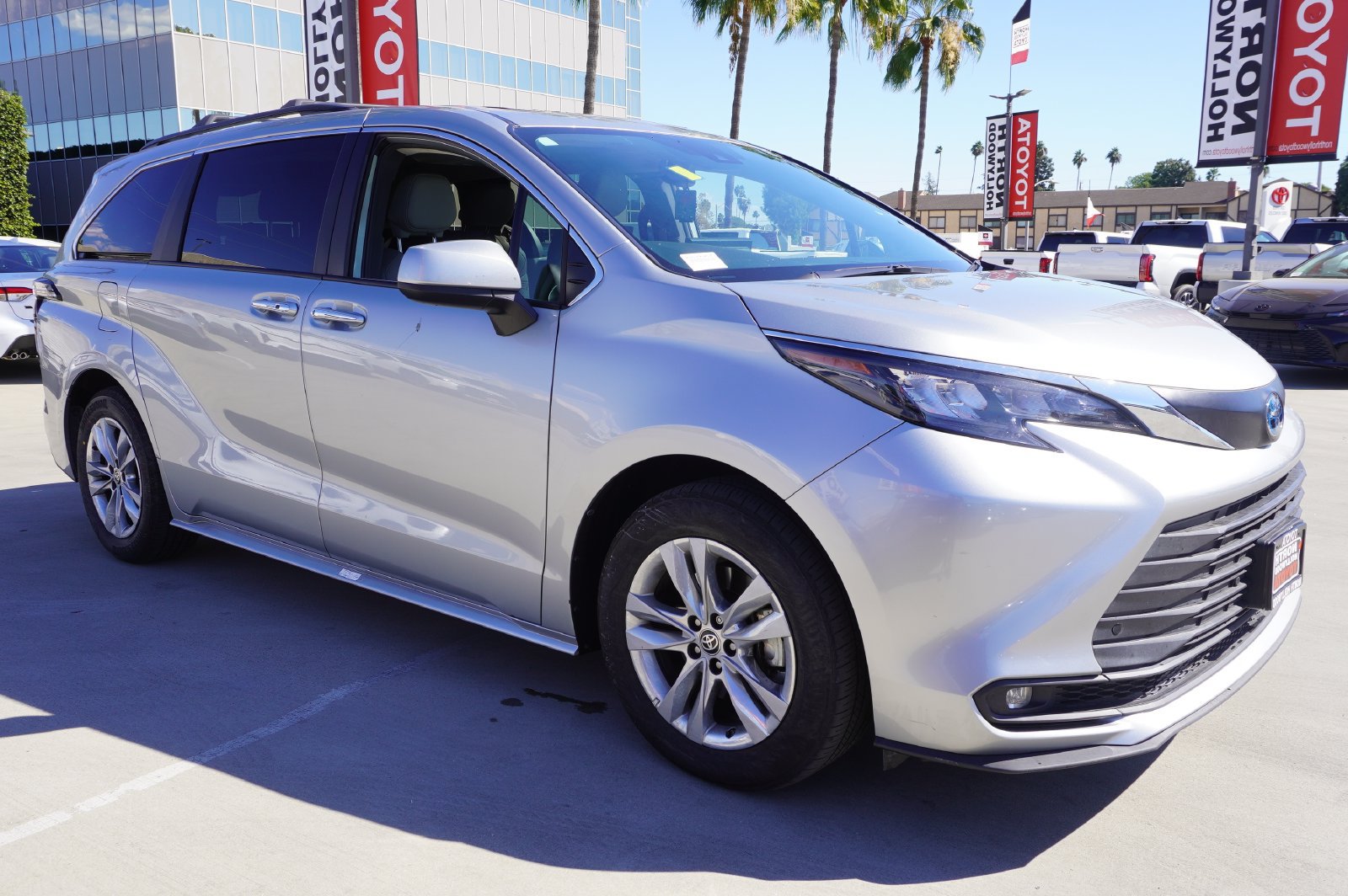 Used 2025 Toyota Sienna XLE w/ XLE Plus Package FWD image 1