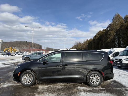 Used 2023 Chrysler Pacifica Touring-L image 9