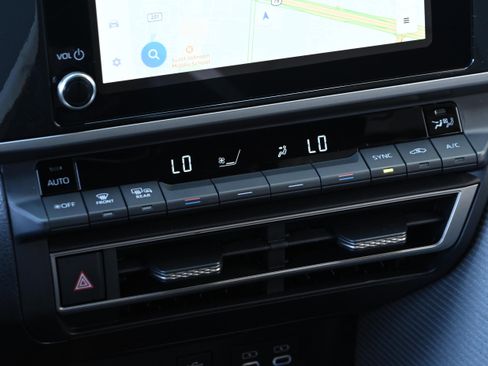 Used 2025 Toyota Camry SE image 17