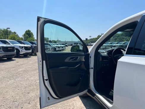 Used 2023 Chevrolet Traverse LT AWD/4WD image 16