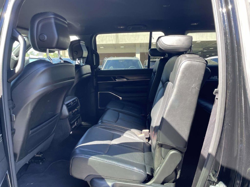 Certified 2024 Jeep Wagoneer L Series II w/ Flexible Seating Group AWD/4WD image 22