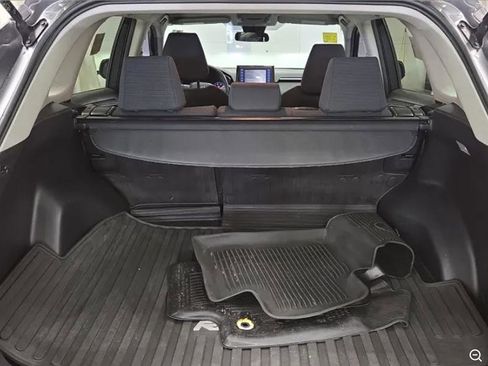 Used 2021 Toyota RAV4 LE AWD/4WD image 9