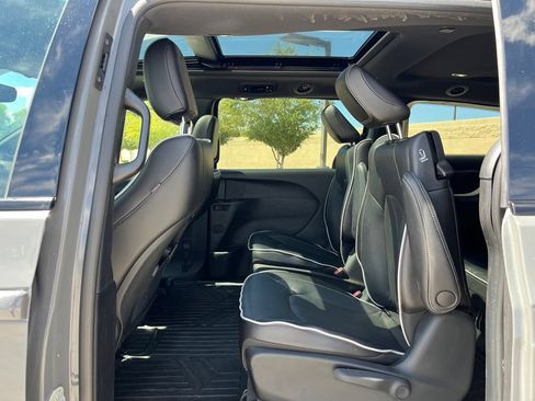 Used 2023 Chrysler Pacifica Limited w/ S Appearance Package FWD image 16