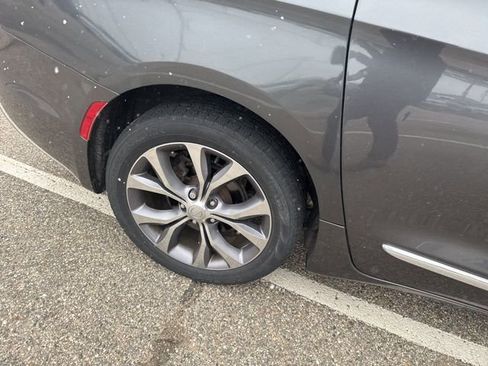 Used 2018 Chrysler Pacifica Limited w/ Tire & Wheel Group image 4