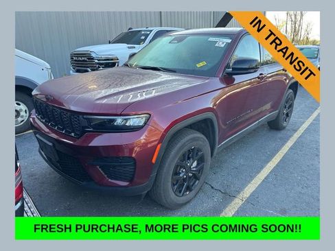 Used 2025 Jeep Grand Cherokee Altitude image 1