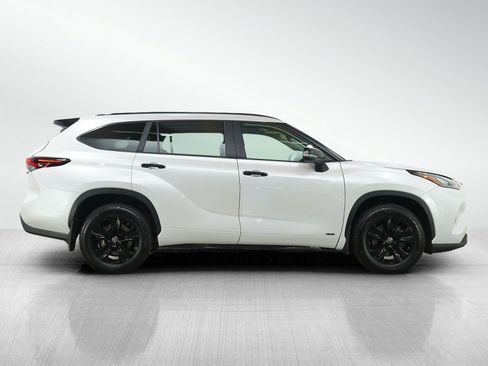 Used 2024 Toyota Highlander XLE AWD/4WD image 6