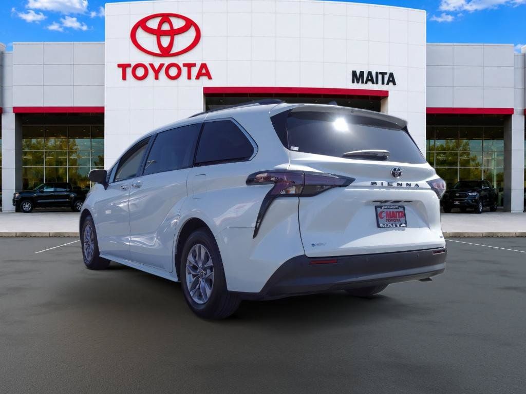 Certified 2026 Toyota Sienna XLE FWD image 5