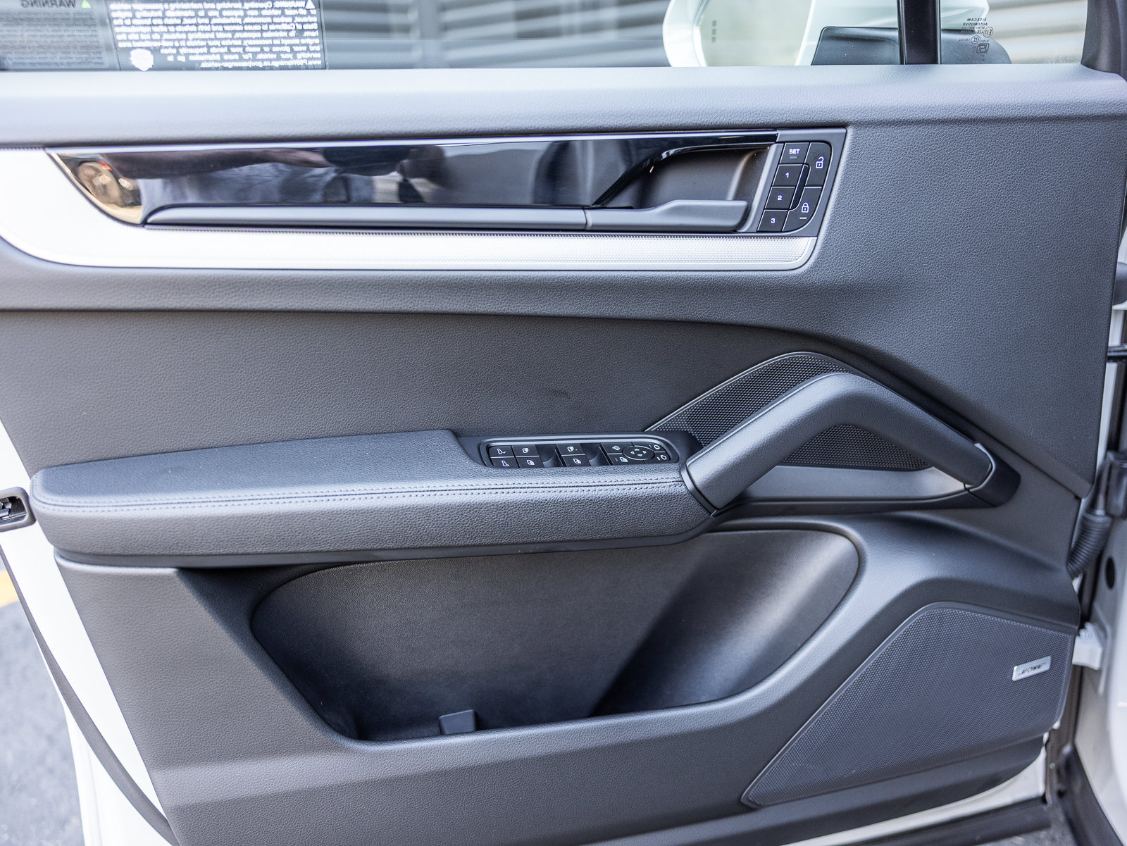 Certified 2025 Porsche Cayenne AWD/4WD image 18