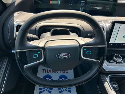 Used 2025 Ford Expedition Platinum image 16