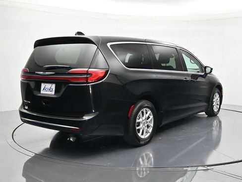 Used 2023 Chrysler Pacifica Touring-L FWD image 5
