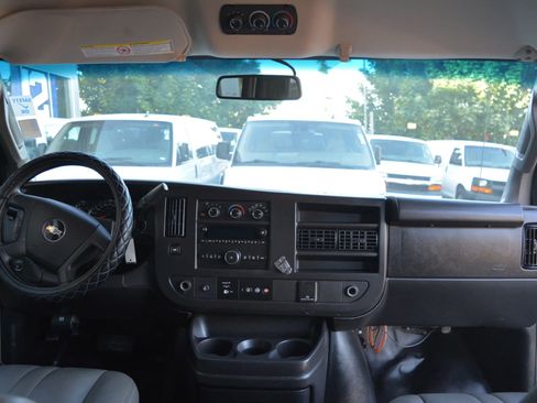 Used 2017 Chevrolet Express 3500 LS image 17