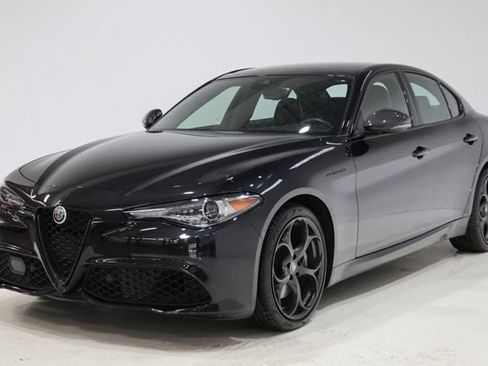 Used 2023 Alfa Romeo Giulia Estrema AWD/4WD image 3