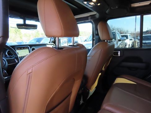 Used 2023 Jeep Wrangler Unlimited Sahara w/ Cold Weather Group image 34