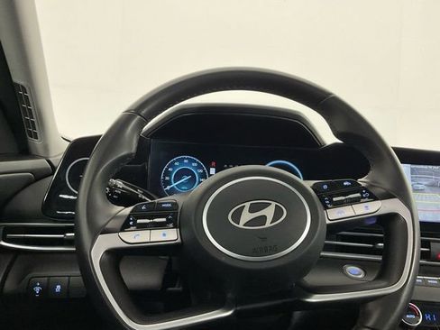 Used 2025 Hyundai Elantra SEL image 18