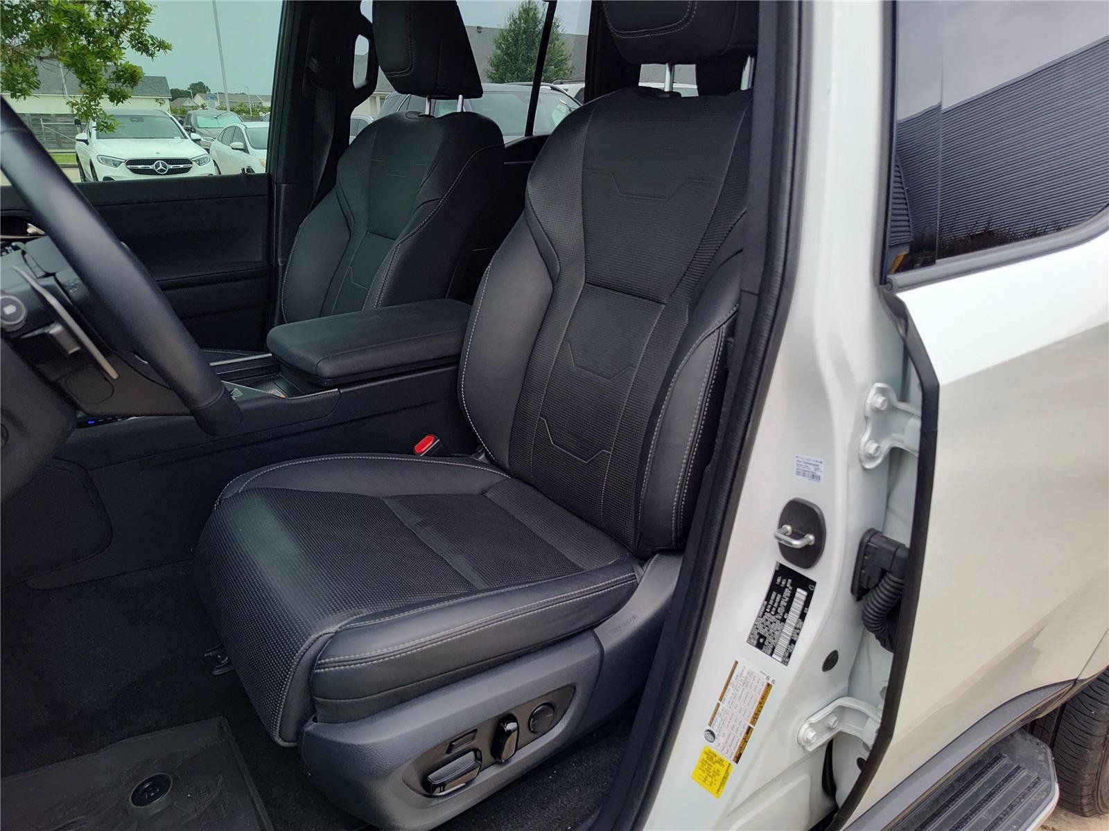 Used 2024 Lexus GX 550 w/ Accessory Package (Z1) AWD/4WD image 2