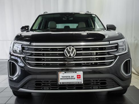 Used 2025 Volkswagen Atlas SE AWD/4WD image 2