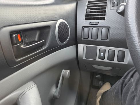 Used 2011 Toyota Tacoma 2WD Regular Cab image 14