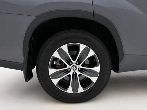 Used 2021 Toyota Highlander XLE AWD/4WD image 29