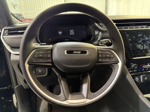 Used 2024 Jeep Grand Cherokee Laredo AWD/4WD image 13